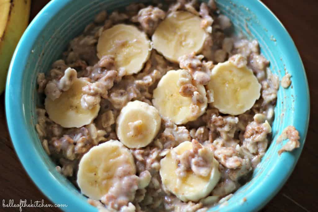 A close up of a bowl of oatmeal with bananas