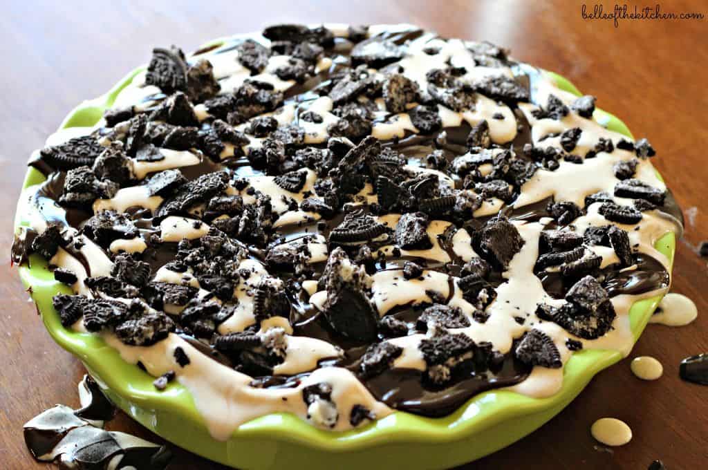 An ice cream pie topped with Oreos