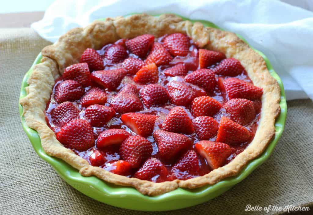 a pie crust full of sliced strawberries