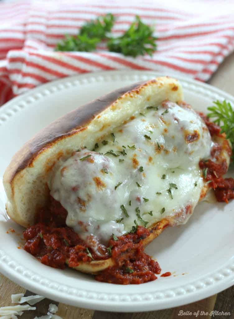  Une assiette avec un sandwich aux boulettes de viande dessus