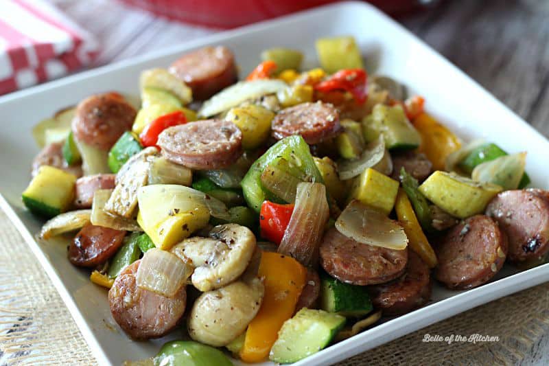 Un plato de comida, con Salchichas y verduras