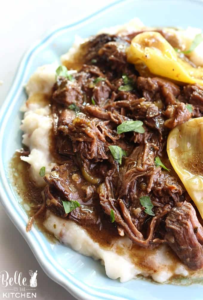 Een bord eten Mississippi pot roast op de top van aardappelpuree