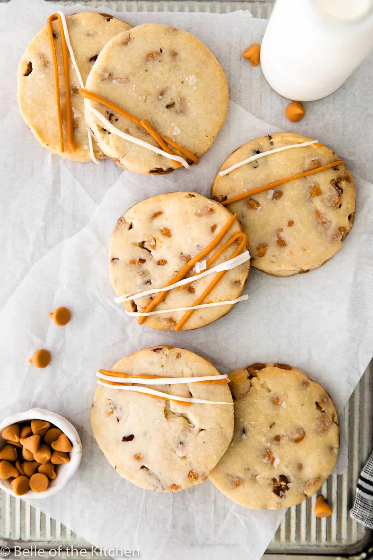 pecan sandies on a cookies sheet