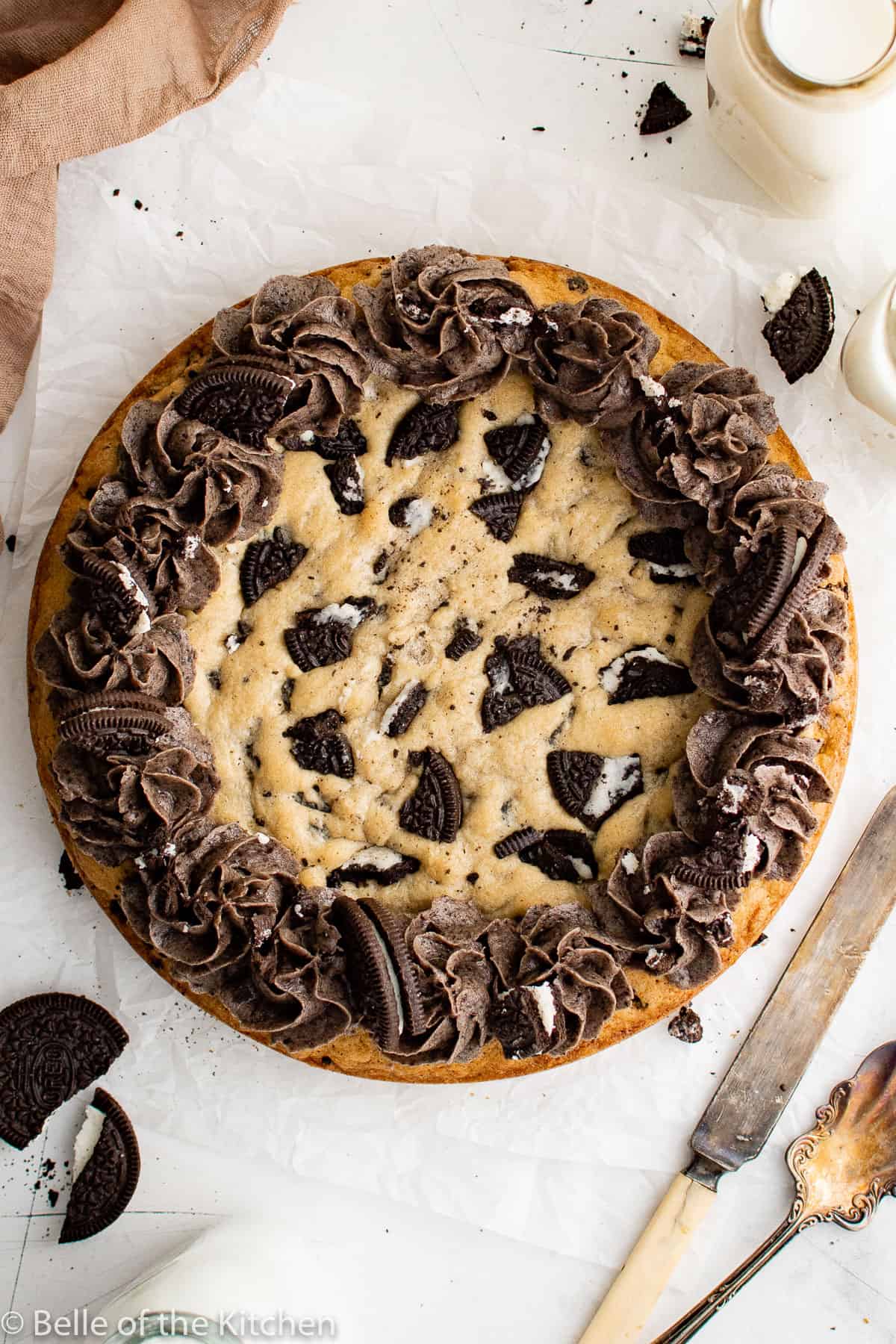 a large oreo cookie cake with frosting