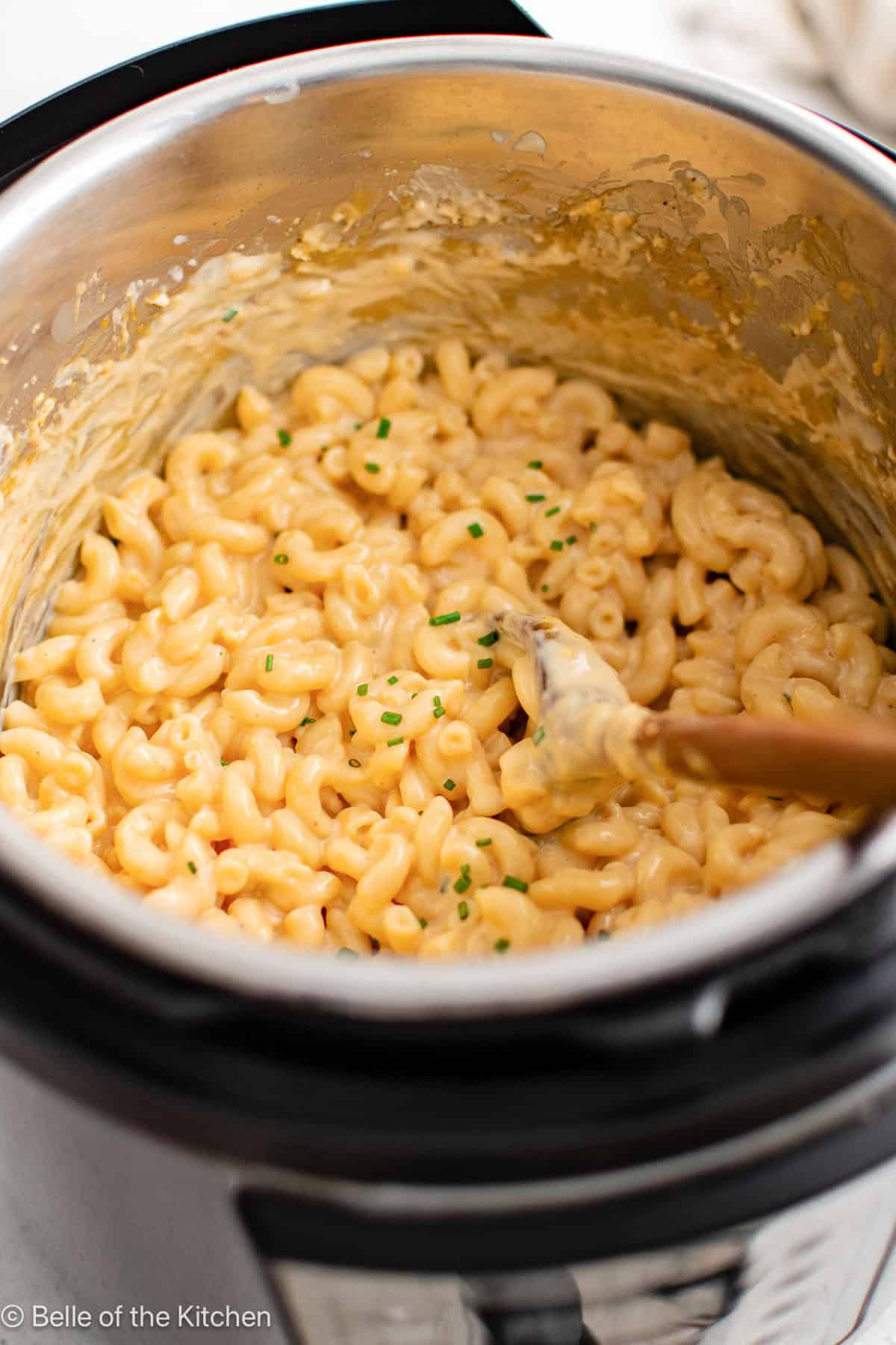 An instant pot filled with macaroni and cheese.